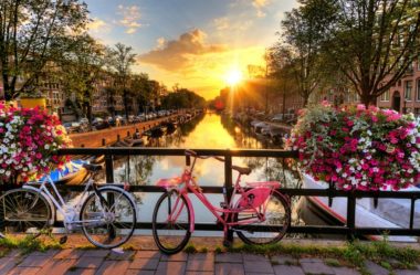 Café e Charmosos Canais em Amsterdã